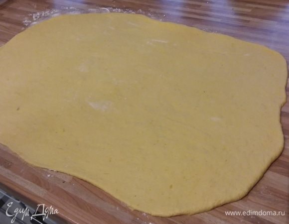 На припыленной мукой поверхности раскатать тесто в прямоугольник. 