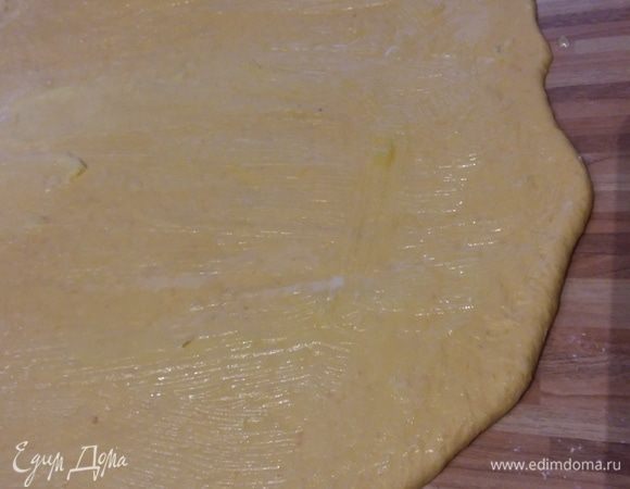 Смазать растопленным маслом. 