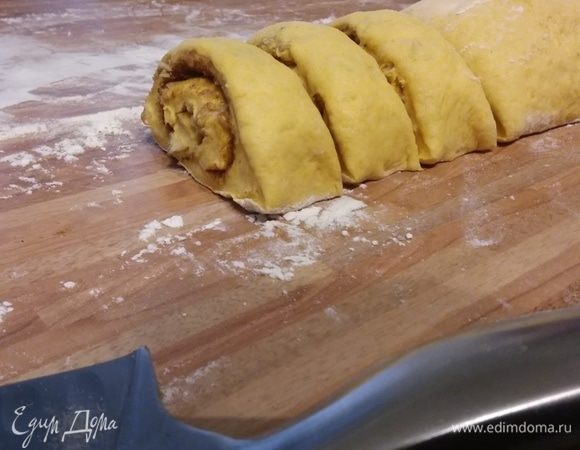 Скрутить в рулет. Разрезать на кусочки шириной приблизительно в 3 сантиметра. 