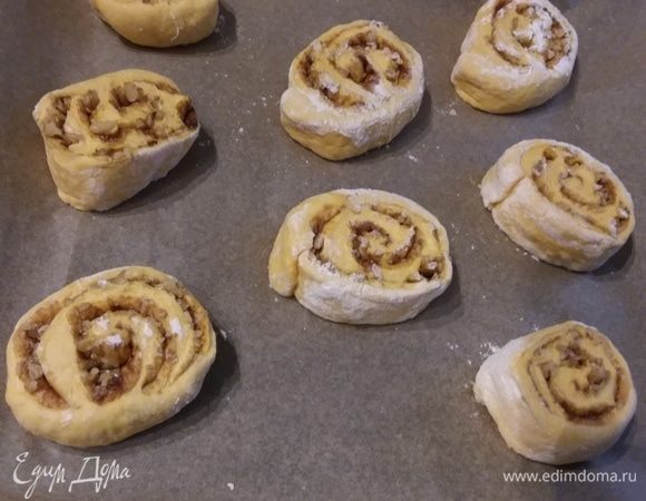 Понадобится 2 противня с пергаментной бумагой. На них выложить булочки на расстоянии друг от друга. Накрыть пленкой или полотенцем и поставить в теплое место на 30 минут. 