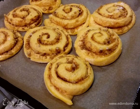 Выпекать булочки в заранее разогретой до 180°С духовке 15 минут. Остудить на решетке. 