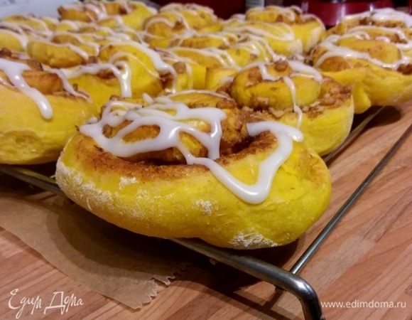 Смешать ингредиенты для глазури. Остывшие булочки покрыть глазурью. 