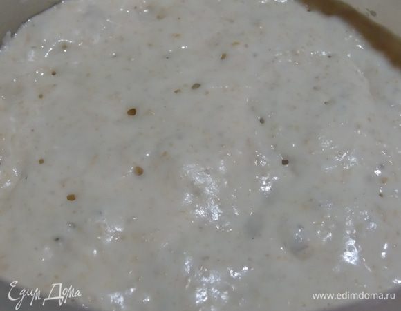 Вот такая она будет на второй день. Теперь со второго дня начинаем ее подкармливать. Для того чтобы вырастить кормить придется каждые 12 часов. Итак на второй день берем 106 г этой закваски, разводим в 65 г теплой (32°С) воде, добавляем 100 г пшеничной муки. Перемешиваем, накрываем и оставляем в теплом месте, через 12 часов процедуру повторяем (кормим утром и вечером) и так 5 дней подряд. 