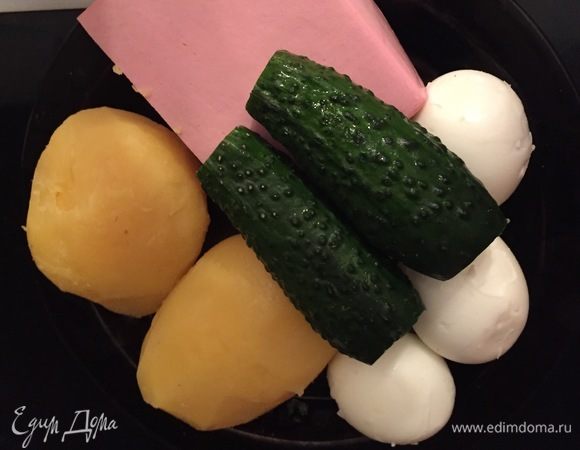 Очищаем морковку, картофель, яйца,  огурчики обрезаем.