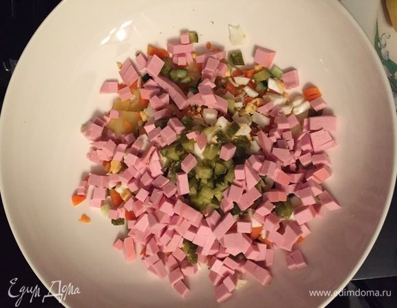 Мелко нарезаем ингредиенты и выкладываем слоями по каждому ингредиенту. Так вам легче будет перемешать все.