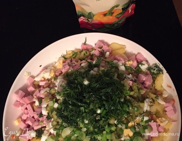 Посыпаем салат мелко нарубленной зеленью.