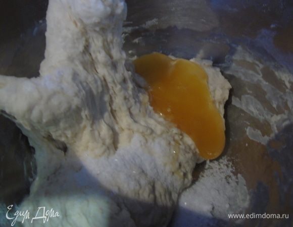 Добавляем соль и мед (1 полную столовую ложку) и начинаем замес.