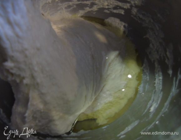 На 8-10 минуте добавляем оливковое масло и продолжаем месить еще 7-8 минут.