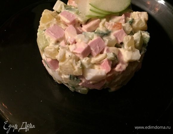 Выкладываем салат в кольцо на порционную тарелку. 