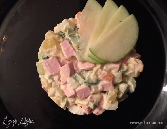 Украшаем слайсами зеленого яблочка. И вуаля! Пальчики оближешь! Приятного аппетита! Ваши гости будут довольны!