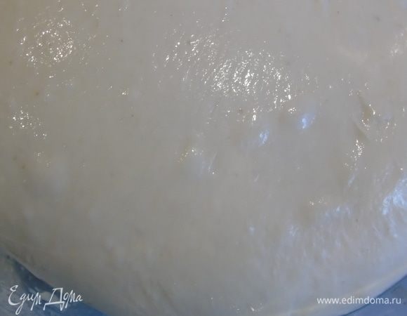 Через 2,5 часа формируем хлеб и отправляем в корзину для расстойки, швом вверх на 1,5 часа в теплое место. И паралельно нагреваем духовку до 230°С  с камнем или посудой с крышкой для выпечки хлеба. 