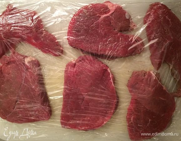 Для начала подготавливаем две доски. На одной будет отдыхать мясо, а на другой мы будем нарезать овощи и сыр. Разогреваем до 160°С духовку.
Выкладываем нарезанные кусочки говяжьей вырезки на доску. Накрываем пищевой пленкой. Минут 10 даем мясу отдохнуть.