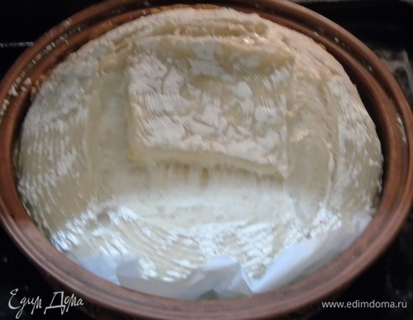 Переворачиваем тесто на камень или в посуду, делаем надрезы, накрываем крышкой  и отправляем в духовку. Первые 15 минут печем обязательно с паром, затем уменьшаем температуру до 200°С и уже выпекаем без пара 20-25 минут. 