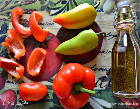 Болгарский перец помойте, почистите, нарежьте ломтиками, смажьте оливковым маслом и обжарьте на гриле.