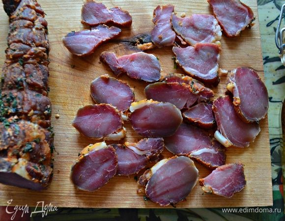 Вяленое мясо нарежьте тонкими кусочками. Это мясо я уже ни первый раз готовлю по рецепту — Леночки Ковач https://www.edimdoma.ru/retsepty/71015-vyalenoe-myaso Очень вам рекомендую!
