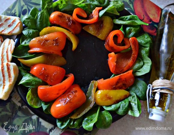 На тарелке по кругу выложите шпинат, болгарский перец, халуми и вяленое мясо. Сбрызните оливковым маслом и бальзамическим уксусом (если есть, то лучше — бальзамическим кремом).