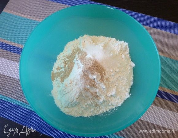 Тесто для пиццы готовим по рецепту Джейми Оливера. 
Соедините муку с солью, сахаром и быстродействующими дрожжами.
Воду смешайте с оливковым маслом. Затем эту воду вольем в мучную смесь. Замесим тесто и поставим в теплое место. На быстродействующих дрожжах тесто поднимется быстро (от 15 до 30 минут).