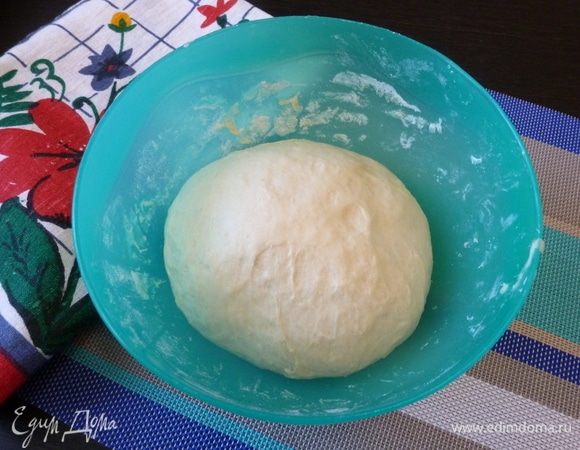 Тут тесто уже поднялось и готово для пиццы.