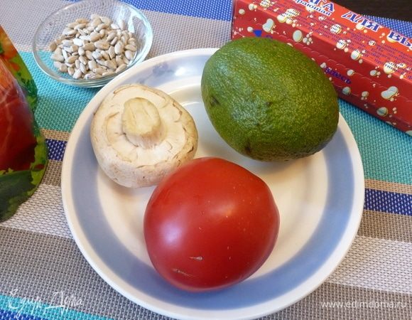 Для начинки нам нужен майонез, оливковое масло и по крупному  шампиньону, помидору и авокадо. 