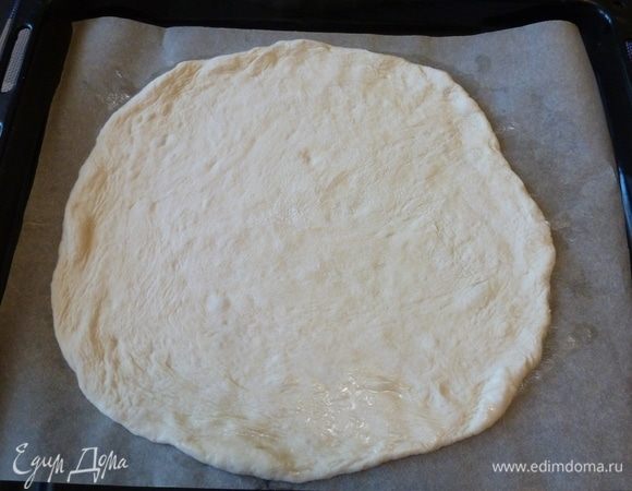 Раскатываем из теста лепешку прямо на бумаге для выпечке.