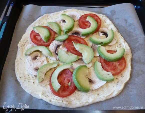 Сверху раскладываем дольки авокадо. Немного посолим.