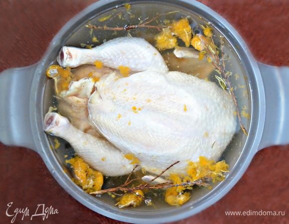 Курочку необходимо разморозить, если она у вас была заморожена, и поместить в сильно соленую воду (примерно 3 ст. л. соли на 5 литров воды) на 2 часа (если есть время, то можно и на ночь). В эту же воду я добавила розмарин (лучше свежий) и измельченные мандарины. Замачивание курицы в таком ароматном соленаде придаст мясу особую сочность и аромат.