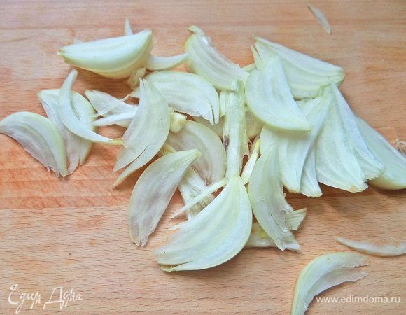 Луковицу нарезать.