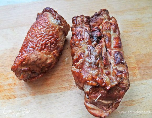 Берем филе куриное или готовый кусочек копченой курицы.