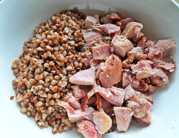 Пакетик гречки (100-125 г) отварить, высыпать к крупе кусочки курицы.
