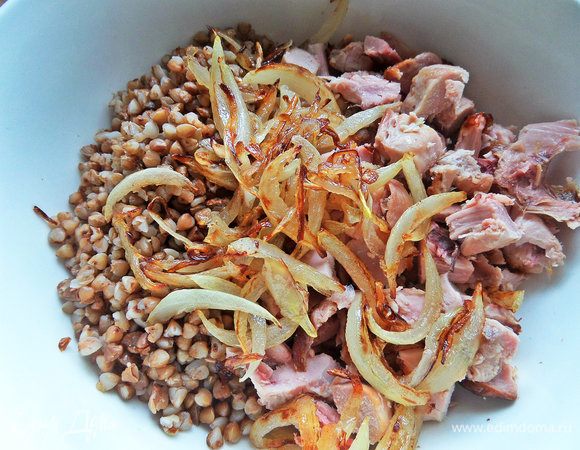 Со сковороды добавить обжаренный лук.