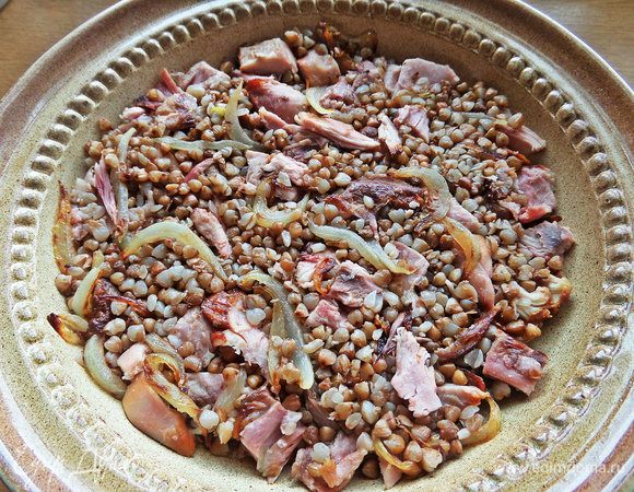 Перемешать и утрамбовать состав в форме. Если нужно, посолить. Я запекала в керамической тарелке, в которой можно и подать.