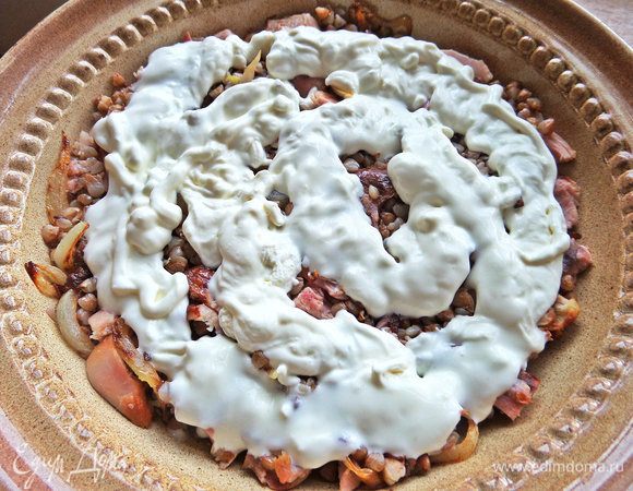 Полить густо сметаной.