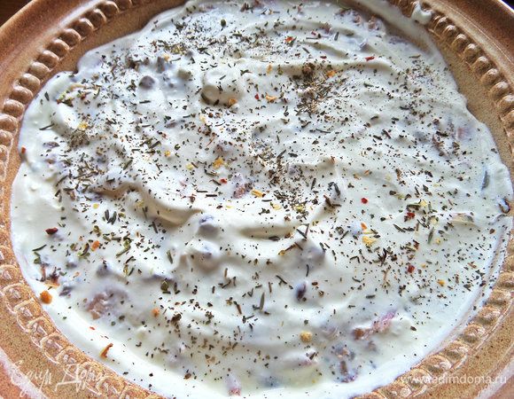 Пропитать сметаной верх, посыпать смесью перцев и сушеными травками.