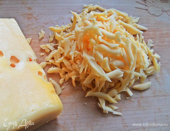 Сыр натереть.