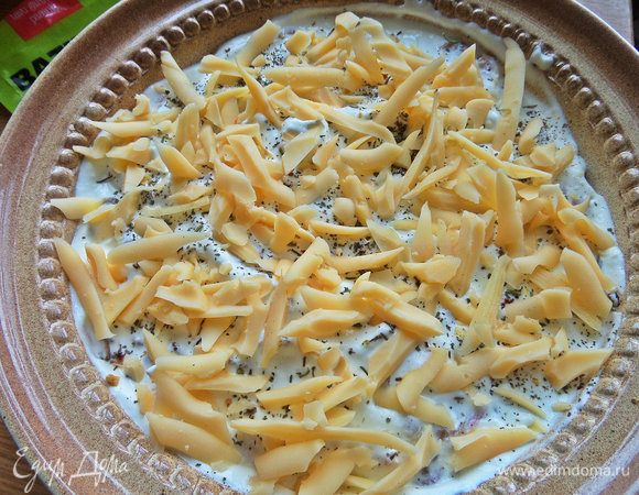 Посыпать сыром верх.