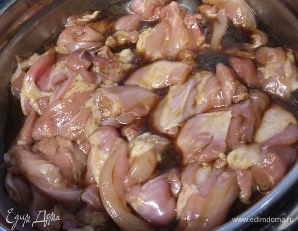 Мясо можно использовать по вкусу: свинину, индейку или курицу. У меня куриные бедра без костей и шкурки. Мясо порезать на порционные кусочки и замариновать в соевом соусе и уксусе, отправить в холодильник на час. 