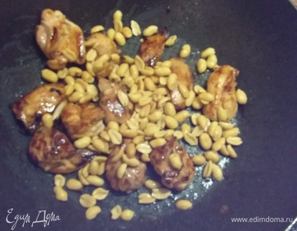 На этой же сковороде обжарить арахис. У меня уже жареный, поэтому я тут же добавила бульон, кунжутное масло и оставшийся маринад. 