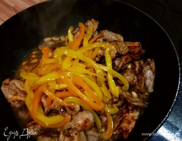 Соус должен чуть уварится, тогда в него можно будет вернуть мясо и овощи. Обжарить еще в течение нескольких минут, хорошенько перемешивая. 