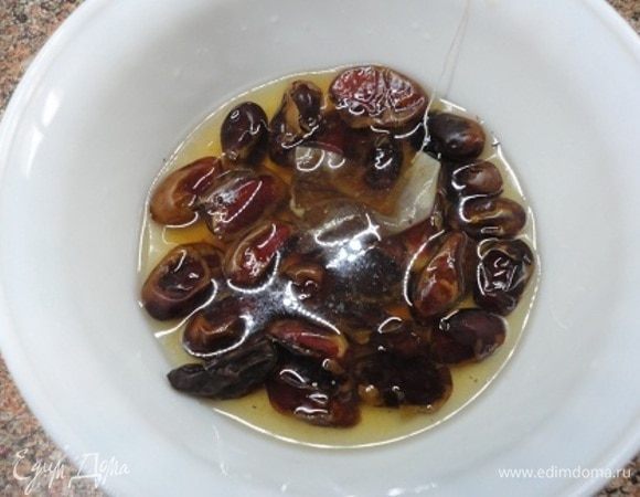 Финики вместе с пакетиком любимого чая с пряностями (у меня рождественский чай с корицей, кардамоном, анисом и т.п.) залить кипятком и оставить на 2 часа.