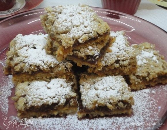 Остудить, посыпать сахарной пудрой и нарезать на прямоугольники.