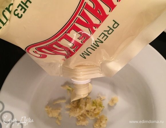 Добавляем в чеснок майонез.