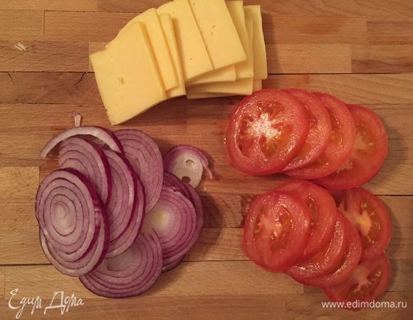 Нарезаем красный лук и помидоры тонкими кольцами, сыр ломтиками.