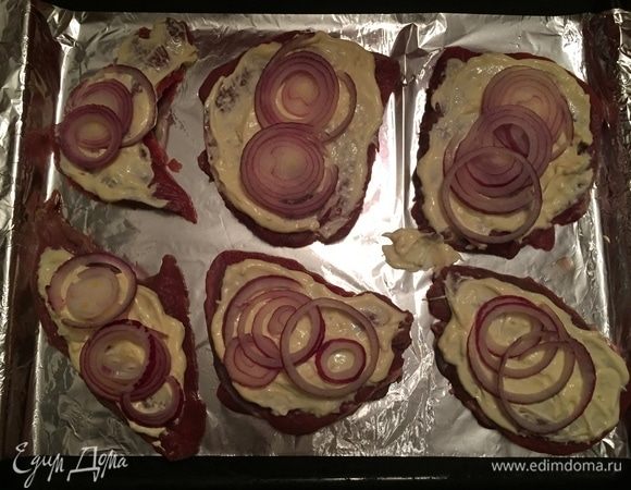 Раскладываем кольца красного лука.