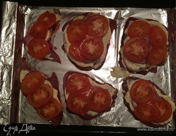 Раскладываем кольца помидоров.