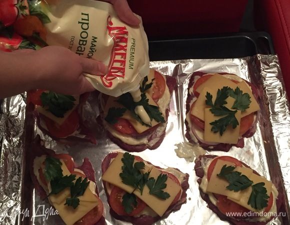 Отрываем листочки петрушки и кладем на сыр. Берем майонез ТМ «МахеевЪ». Аккуратно смазываем листья петрушки.