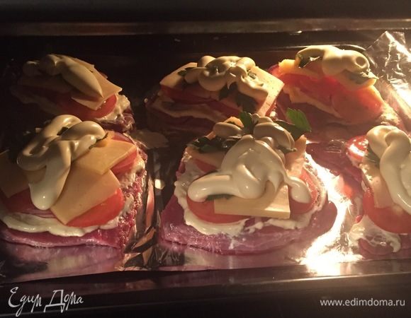 Ставим противень на 190°С на 30 минут. В зависимости от того насколько тонкие у вас биточки, будет регулироваться время приготовления.