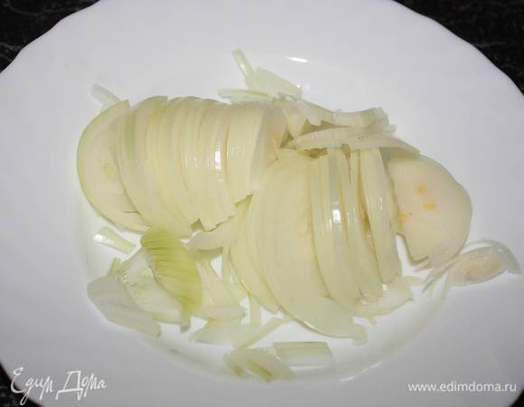 Лук почистить, порезать полукольцами. 