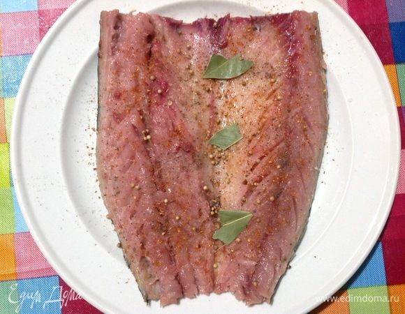У меня была свежемороженая скумбрия.
Скумбрию разморозили, пока не моем.
Отрезаем голову. Разрезаем по спинке, не по животу!
Вынимаем кишки и хребет.
Все внутрености, голову и хребет отдаем котам своим или соседним — это важный пункт не забудьте! :)
Остается раскрытая рыбка как книжка.
Промываем ее, тщательно промакиваем толстым бумажным полотенцем убирая влагу!
Набираем 1 чайную ложку соли, солим рыбу с двух сторон.
Перчим рыбу только сверху + специи для рыбы + зерна кориандра, они дают особый вкус рыбе, делим лавровый лист на 3 части и выкладываем кусочки лаврового сверху-вниз по рыбе как на фото. Больше лаврового не кладите, он может дать горчинку!