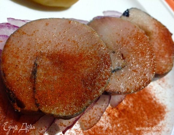 Теперь когда вы захотите скумбрию, вы вынимаете из морозилки рыбку, разворачиваете пленку, снимаете с нее в замороженном виде нитки, в замороженном виде вы ее разрезаете на кусочки и теперь даете ей оттаять.
В таком виде ее проще резать.