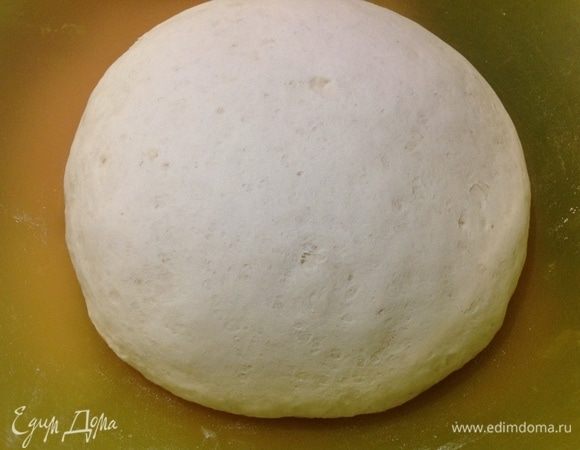 Тесто подошло и стало воздушным, делим его на 12 частей.